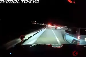 恐怖!? NEXCOのパトカー「危険“幅寄せ”」の瞬間を公開！ 突如「横から急接近」しあわや衝突 「免許返納しろ」「悪質すぎる」の声も？  高速で遭遇する「緊急車両」正しい譲り方は？