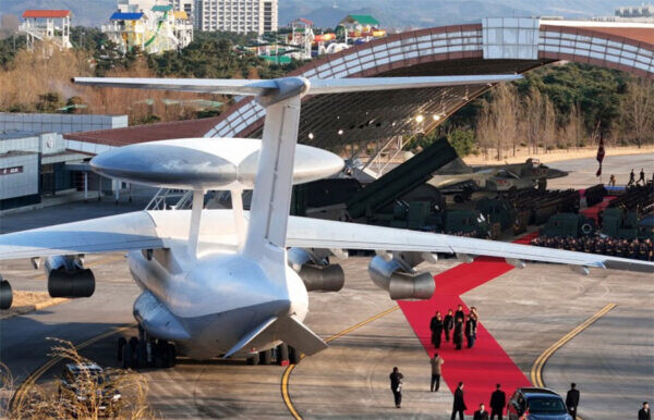 北朝鮮 空軍創立80周年に“強力な最新装備”を公開 でも外観は「どこかで見たような」兵器だらけ？