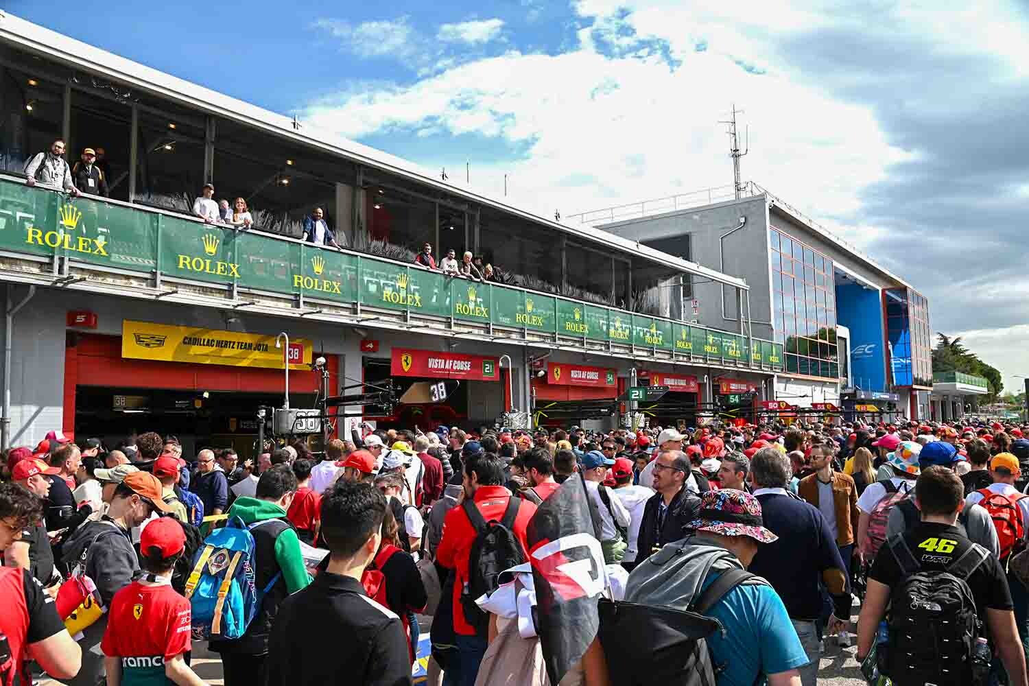 WEC第2戦イモラ開幕！ サーキットでは環境に配慮した“推しボトル”に給水するのが流行中!?【みどり独乙通信】