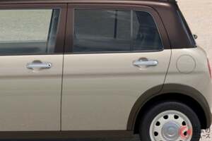 スズキ新「“4WD”軽セダン」に大反響！ 「昭和感あるレトロデザインが最高」「“リッター25キロ超え”の低燃費は凄い」「内装が豪華」の声も！ まもなく発売の「ラパン」最高級モデルに注目！