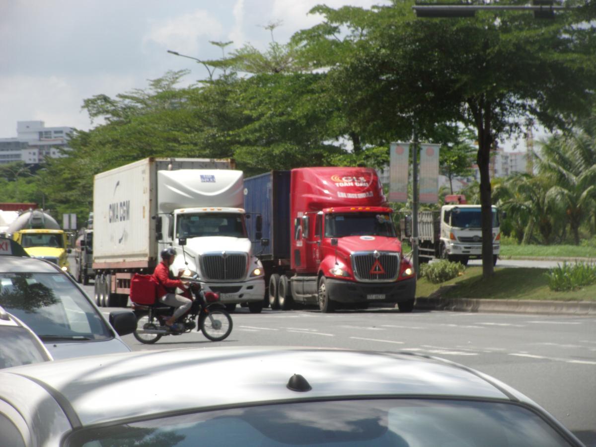 バスはヒュンダイが席巻するもトラックは世界のブランドが集結 ベトナムの不思議な大型車事情 Web Cartop 自動車情報サイト 新車 中古車 Carview