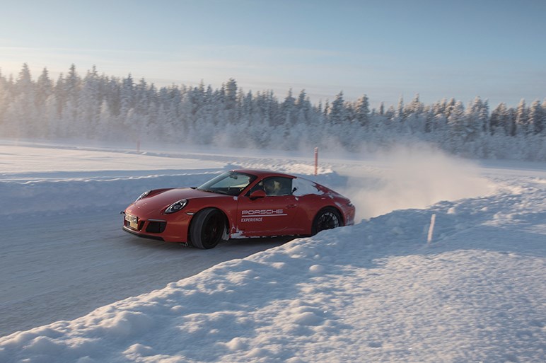 ポルシェの最新4WDシステム・PTMは雪上ドリフトが楽しかった