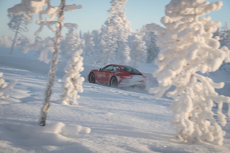ポルシェの最新4WDシステム・PTMは雪上ドリフトが楽しかった