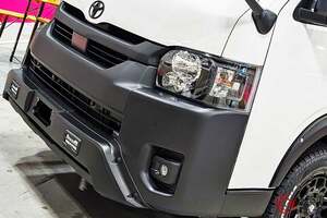 トヨタ「新型“2階建て”ハイエース」初公開！ 超「オシャ」内装で「4人」寝られる！ 「トラベローグ“エアロフト”」披露