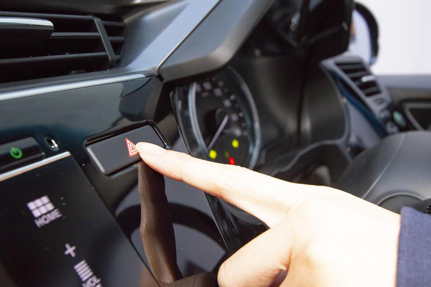 Jafは サンキューハザード をなくしたい 背景にある 最新の運転支援装備 に組み込まれる 本来の使い方 とは Web Cartop 自動車情報サイト 新車 中古車 Carview