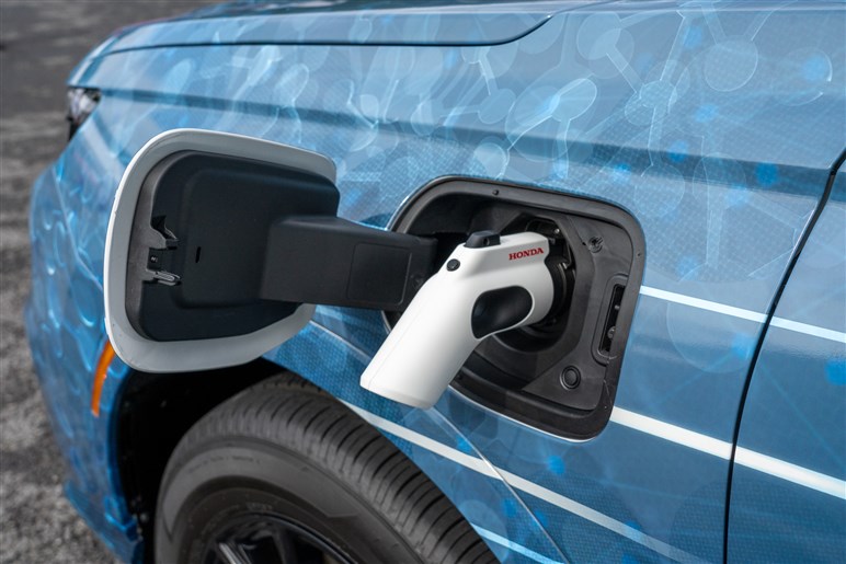 ホンダ「CR-V e:FCEV」世界初公開！ 発売は24年中。アウトドアもいける“万能燃料電池SUV”に