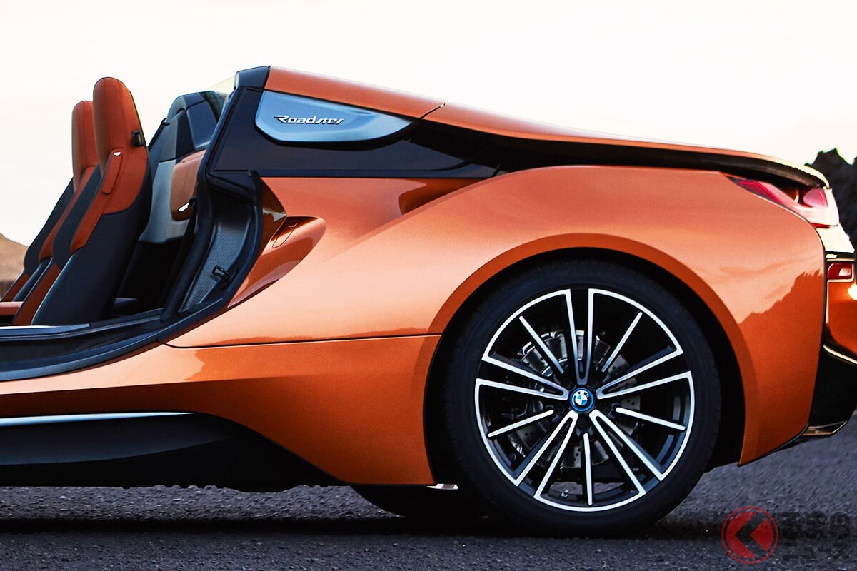 1.5リッターエンジン搭載で「370馬力超え」！ 斬新「“2人乗り”4WDスポーツカー」がスゴイ！ 開放感ある“オープンボディ”＆広い収納も魅力！ わずか2年のみ販売されたBMW「i8ロードスター」って？