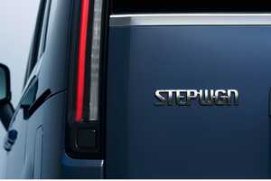 ステップワゴン30周年記念車には、初代ロゴが復活。「懐かしい」と豪華すぎるを併せ持つメモリアルな1台。