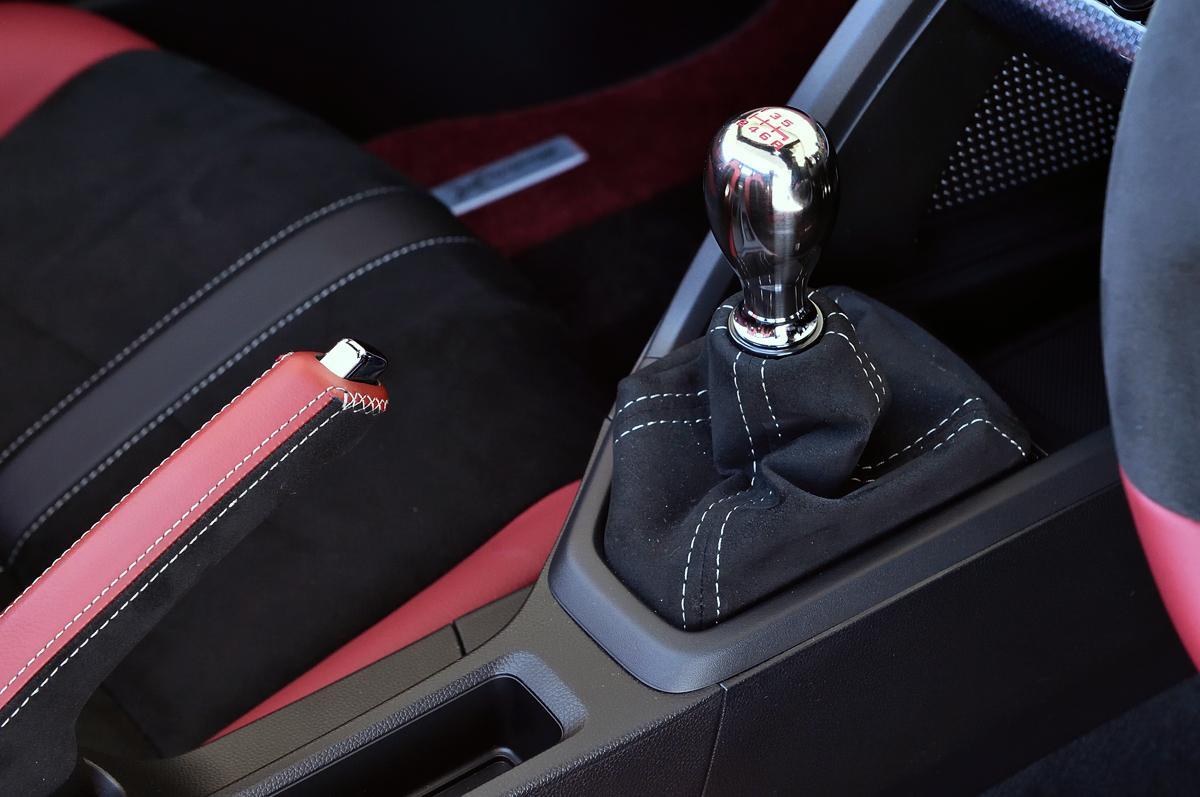 ダイヤル ボタン スイッチ ストレートorゲート式だったatのシフトが多様化した理由とは Web Cartop 自動車情報サイト 新車 中古車 Carview