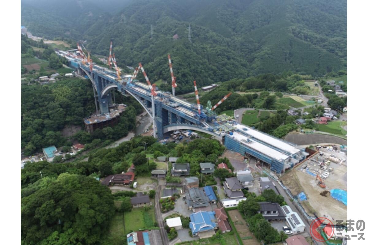 東京と名古屋を結ぶ大動脈「新東名高速」未開通部分いつ開通？ 大井松田IC付近の「地獄の大渋滞スポット」解消に前進！ 県境越え「新秦野IC～新御殿場IC」工事の現状とは