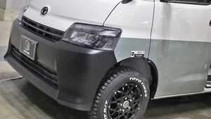 「コレが商用バン？」「めちゃカッコいい…」車内の変貌ぶりがスゴい。「もはや住めるレベル」トヨタ タウンエースバンのカスタマイズモデルを紹介
