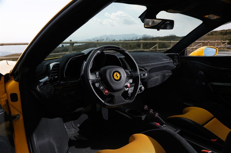 スペチアーレとスパイダー、2台のフェラーリ458で箱根を走る【前編】