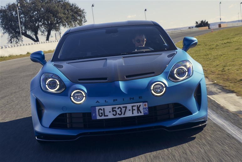 過激の名を裏切る懐深さ。アルピーヌ「A110 R」は高純度のクラブレーサーだった