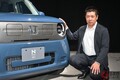 ホンダが「“新型”軽ワゴン」を初公開！ 斬新「ジト目デザイン」×上質インテリア採用！ 旧車風「丸目2灯顔」がめちゃレトロな「新型エヌワンイー」秋発売へ どんなクルマ？