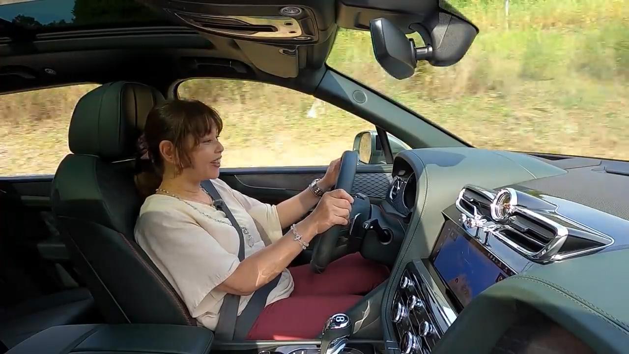 動画 竹岡 圭のクルマdeムービー ベントレー ベンテイガ V8 年9月放映 Webモーターマガジン 自動車情報サイト 新車 中古車 Carview