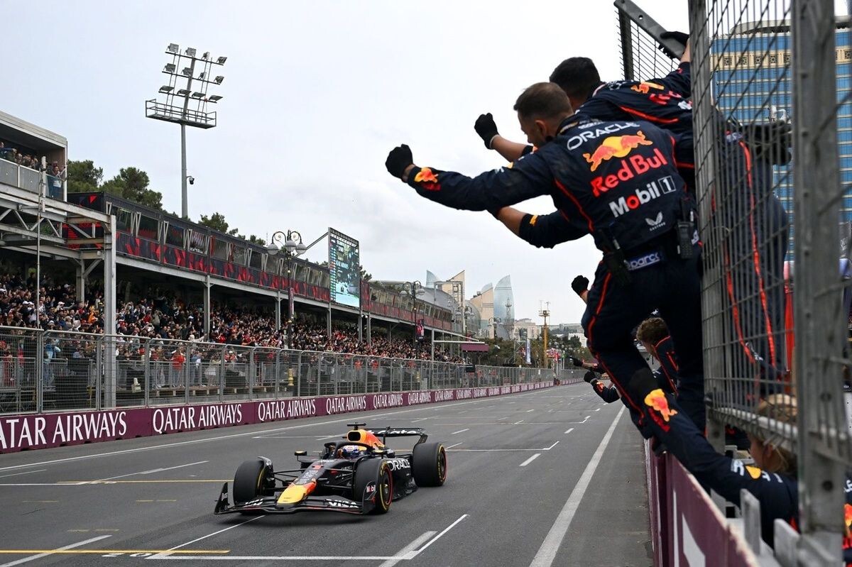 フェルスタッペン逃げ切りV。サインツJr.が古豪に4年ぶり表彰台