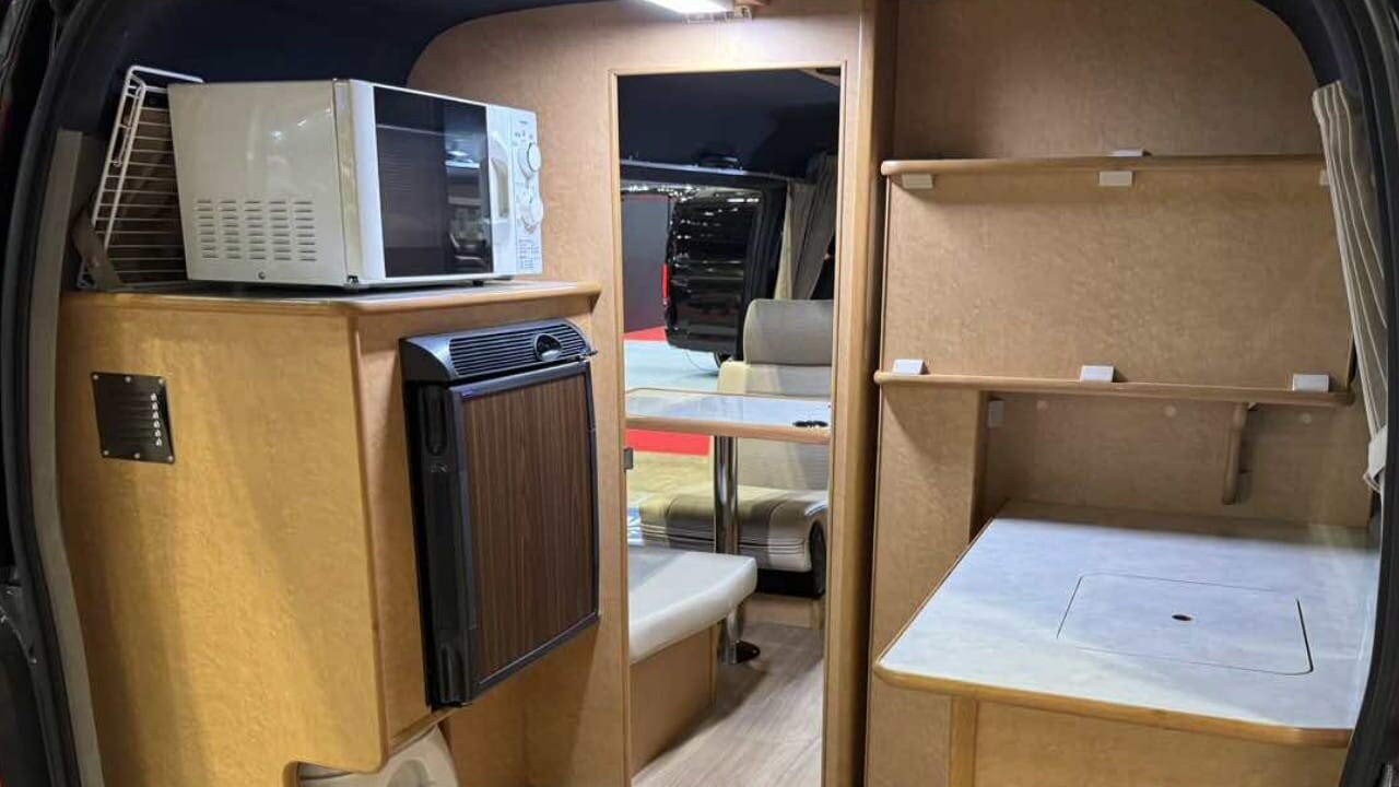 「これは欲しい」「やっぱりトヨタ車いいな」本格仕様“家電フル装備”は注目。まさかの個室トイレも完備。