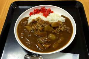 大衆食堂はなぜ「カレー」を名物にしたのか？ 学生街と鉄道沿線の薄利多売が生んだ外食文化の歴史