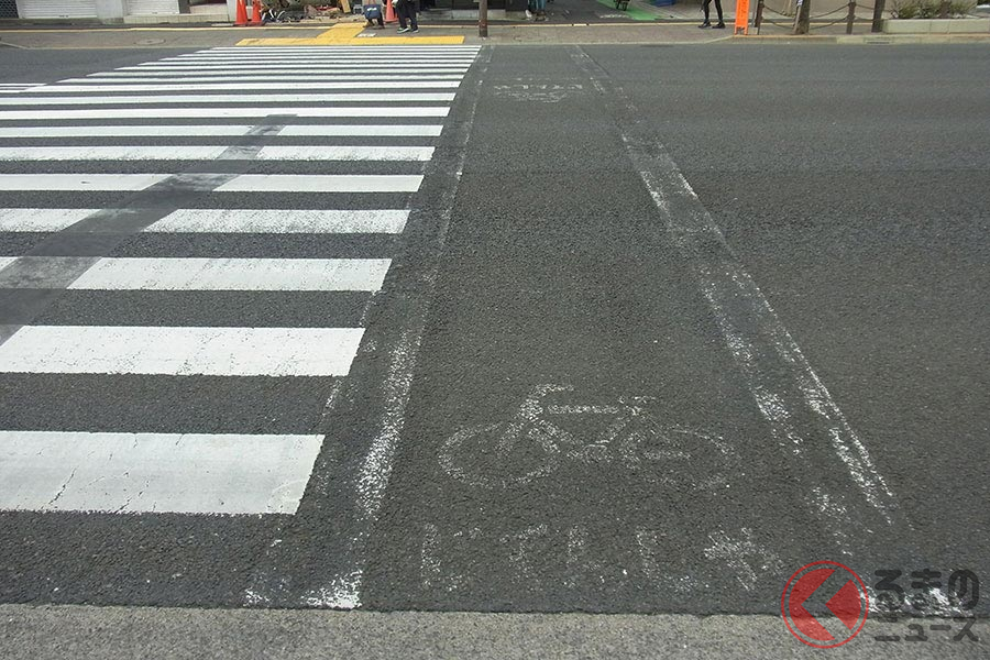 自転車が邪魔で車が通れない