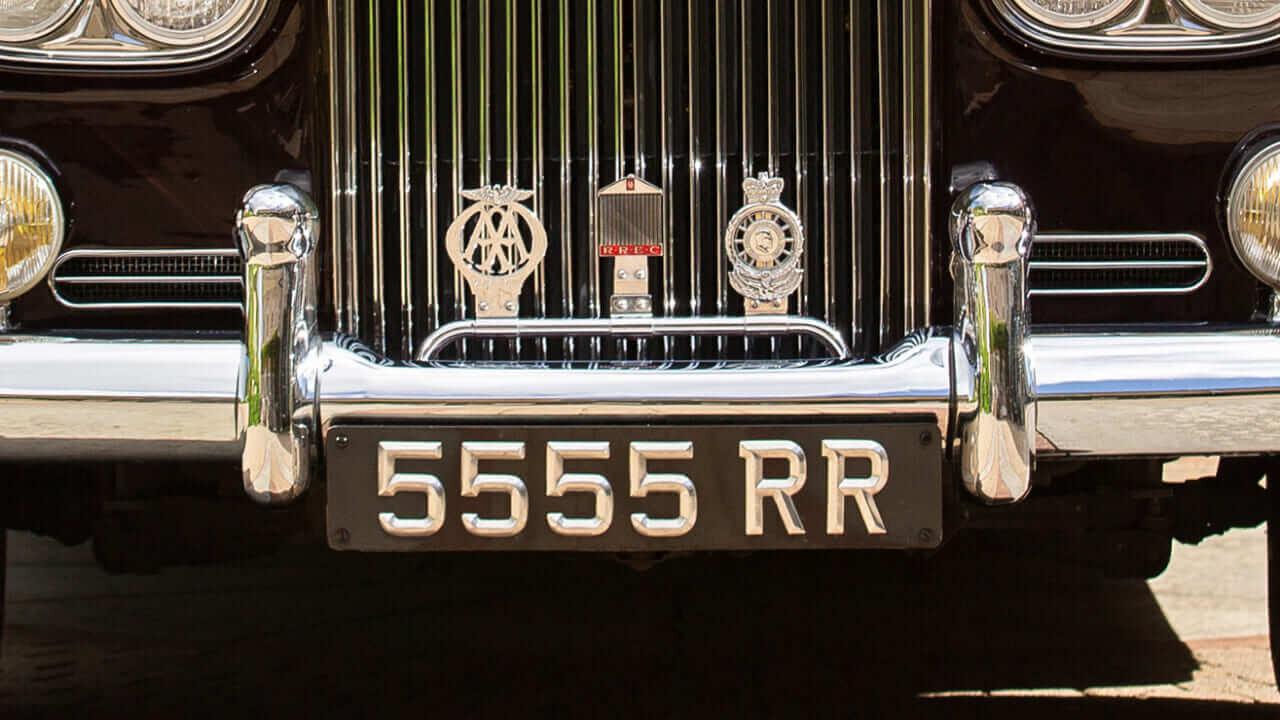 「なぜ2.4億円？」ナンバープレートが邸宅並みの価格になるイギリスの意外な理由【エンジェルナンバーもびっくり】