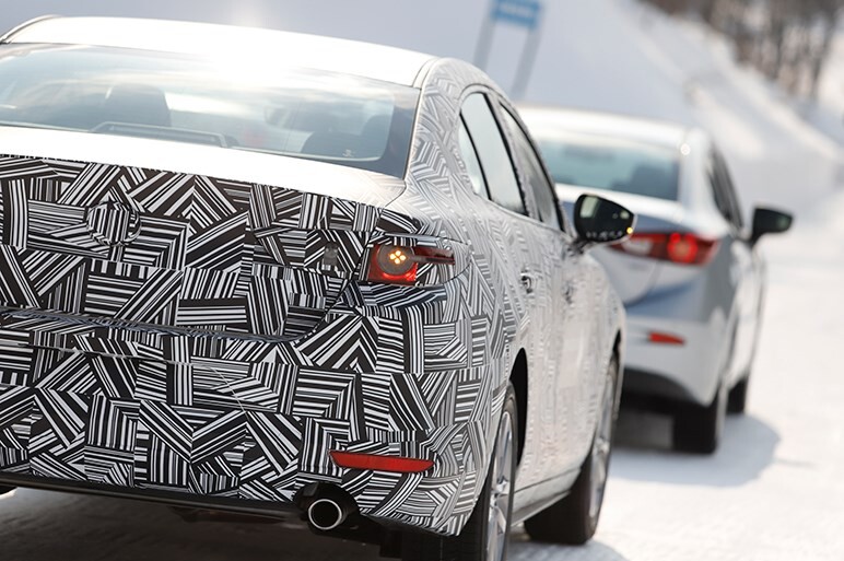 新型マツダ3雪上試乗　クルマ作りにおいて重要なのは「骨盤」だった!?