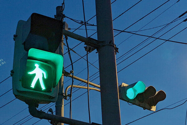 「信号待ち」が全国的に長くなるかも!? 警察庁が指針見直し “歩行者と車の分離”が大幅に増えそうなワケ