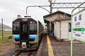 ホントに架線が無くなってる…！ “非電化化”されて”電車的な気動車”で災害復旧したかつての大幹線「奥羽本線」 コストカットの背景は？