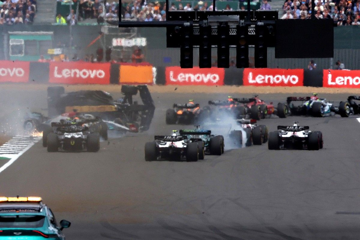 F1イギリスGP、スタート直後に周冠宇が真っ逆さまになる大クラッシュ発生で赤旗。周には意識ありとチーム発表