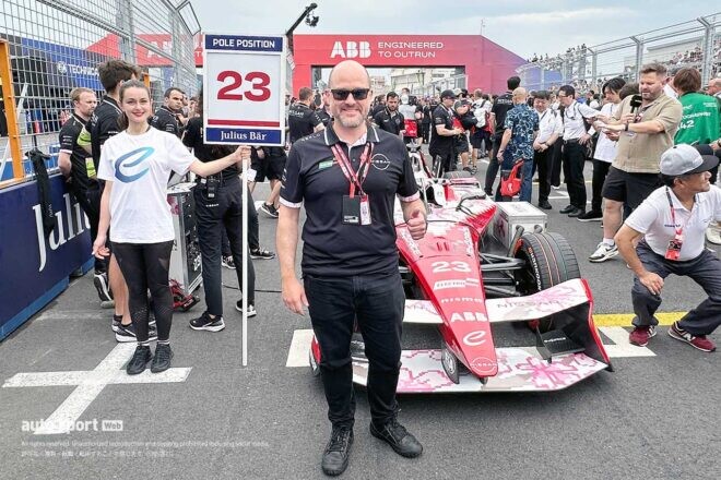 新社長もご満悦？ステアリングの違いは。寝ながら観戦も／フォーミュラE東京の様子