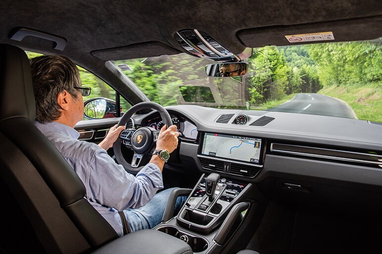 カイエンよりカッコいいカイエン クーペの登場で主役は交代!?　目玉のガラスルーフは重量が気になる