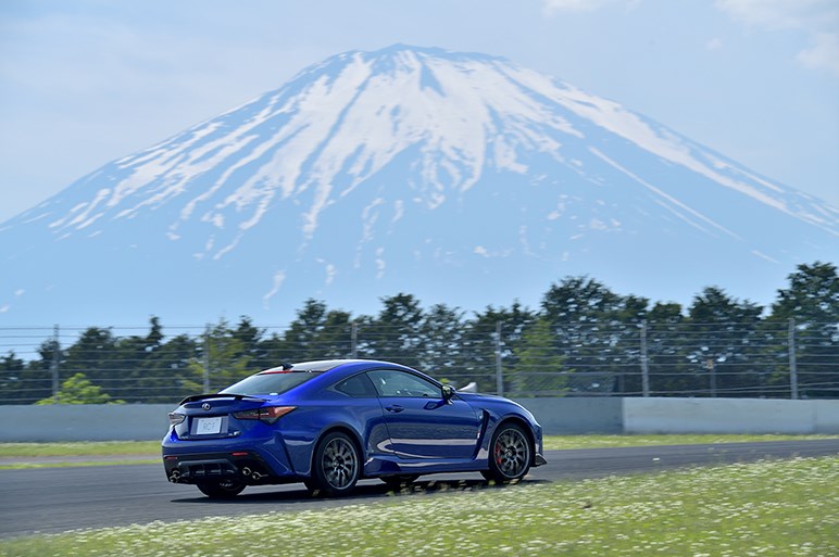 新型 レクサス RC F 目指したのはコーナーをアクセルで曲がれるクルマ