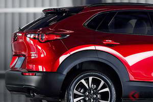 マツダ新「CX-30」に大反響！ 「2.5リッターも欲しい」の声も！ 220馬力超え「ターボエンジン」×4WDも採用！ 流麗ボディがイイ「26年モデル」墨国に登場
