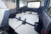 トヨタ「新型ミニバン」の車中泊は「8人乗り仕様」推奨！ キャプテン席不要な新型「ノア／ヴォクシー」での寝方とは