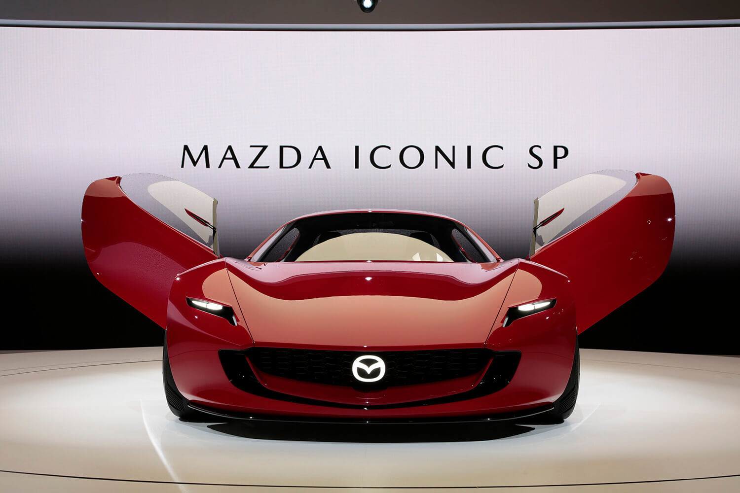 古典的だけど新しい不思議なクルマ！　正統派スポーツ「マツダ・アイコニックSP」が美しすぎて感動不可避