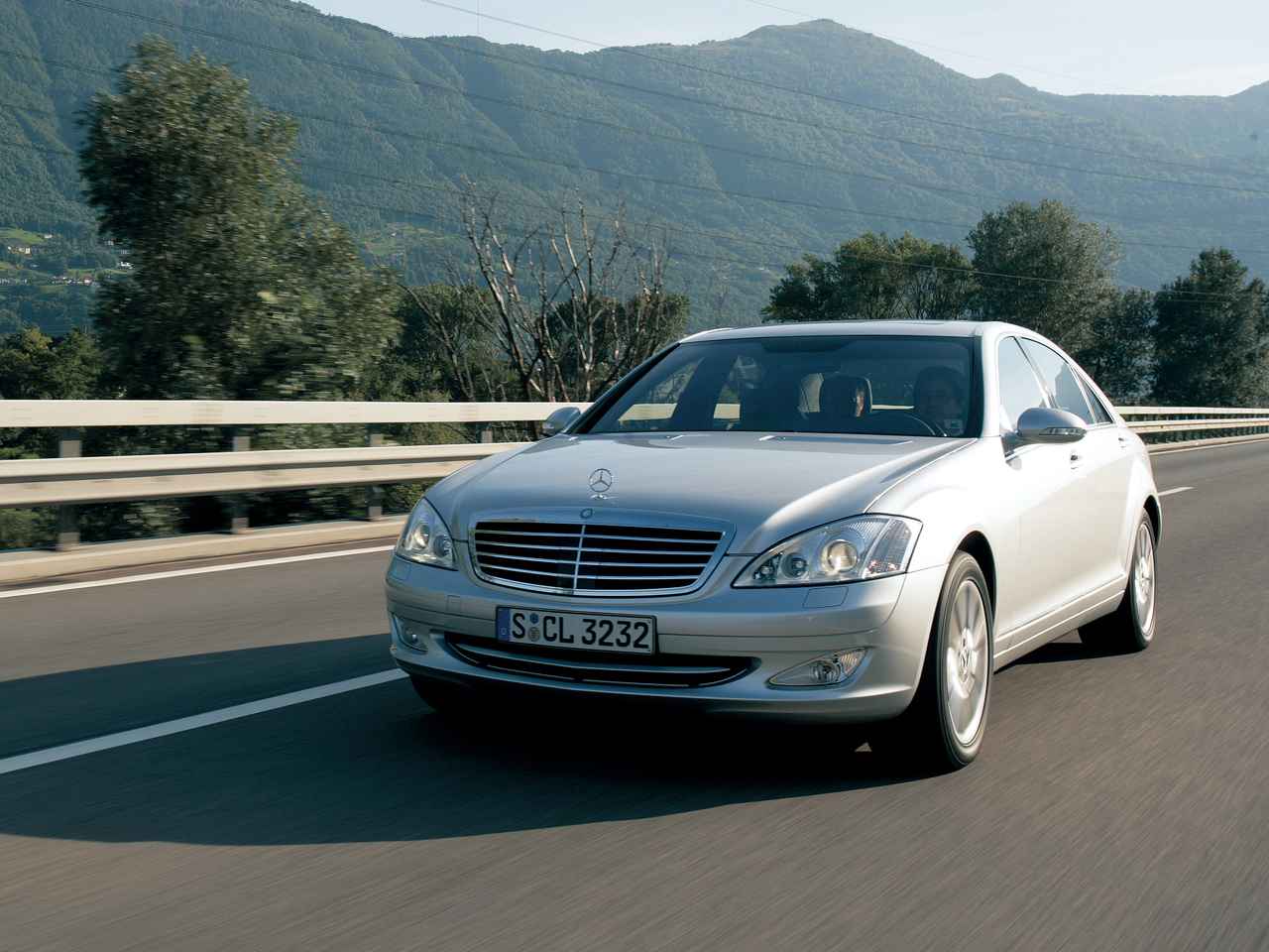 ヒットの法則100 メルセデス ベンツsクラス W221型 はその後10年のクルマの進化の方向性を示していた Webモーターマガジン 自動車 情報サイト 新車 中古車 Carview