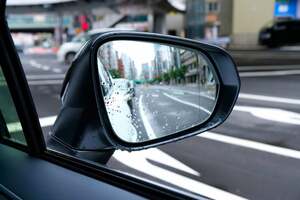 駐車時に「ドアミラー」畳まないと「違反」ですか？ 開きっぱなしだと「失礼な人間」なの？ 実は「折り畳み構造」になっているのは「驚愕の理由」があった！