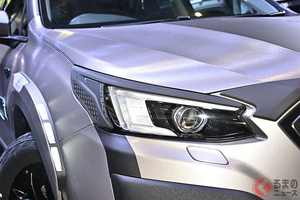 スバル「新型SUV」初公開！ 斬新「光るフェンダー」＆“昭和”モチーフグリル採用！ タフ顔の「アウトバック ブーストギア」実車展示
