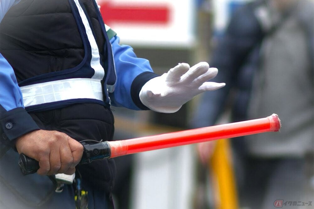 従わないと違反になる？ 商業施設でたびたび見かける「右折入庫禁止」の看板