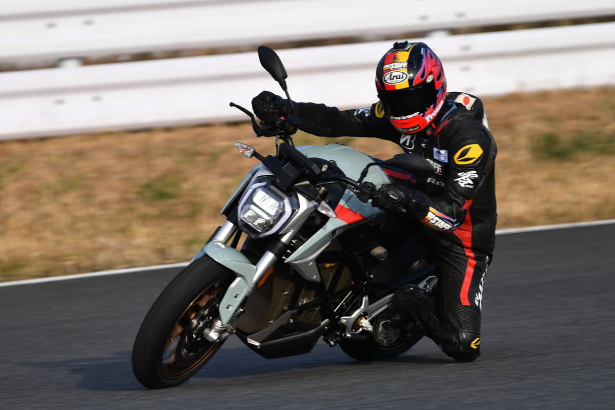 330万円の高級”電動”バイク「SR/F」が日本上陸！モーター出力110馬力の激速モデル