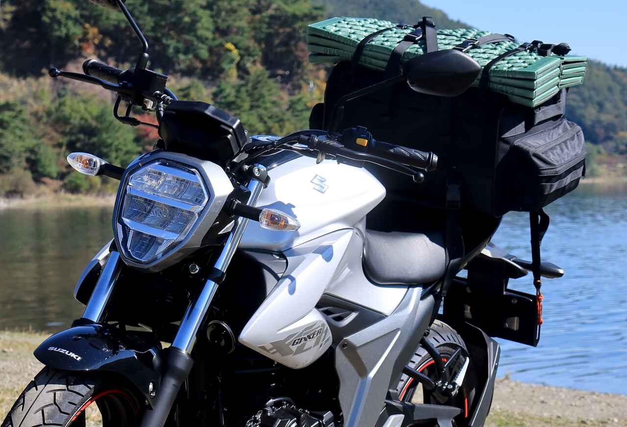 スズキ『ジクサー150』は荷物を満載にすると走りの特性が大きく