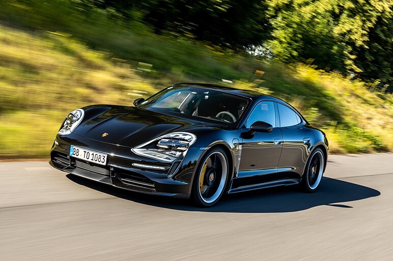 ポルシェのEV・タイカンにはカレラやターボというグレード名が存在。頂点モデルは0-100加速2.8秒