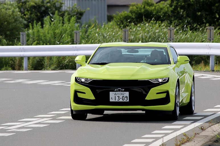 シボレー カマロはアメ車の迫力とは裏腹な、乗りやすさも備えた今風のデートカーだった!?