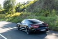 ポルシェのEV・タイカンにはカレラやターボというグレード名が存在。頂点モデルは0-100加速2.8秒