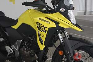 未発表のスズキ「“新”Vストローム250SX」も初公開！ 浜松工場でファン参加型イベント「Vストロームミーティング」開催 駐車場は単一シリーズが集う圧巻の光景に！