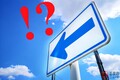 知らないと「免許返納」かも!? たまに見かける「謎の矢印標識」の「意外な意味」とは　実は「一方通行」ではなかった！ 思わず悩んでしまう「珍しい標識」とは