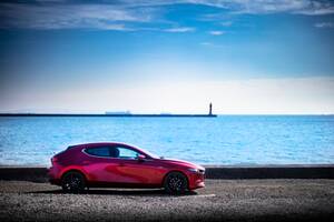 プラス100万円の価値は？ 新型マツダ3ファストバックX試乗記