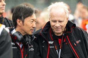 ハースの72歳チームオーナーがF1マシンをドライブ！　説得したのは小松代表「あなたが築き上げてきたものを、自分の手で楽しんでほしい」