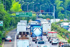 連休に発生する高速道路「大渋滞」！ 発生する原因は一体何なのか？ 渋滞を回避する効果的な方法とは