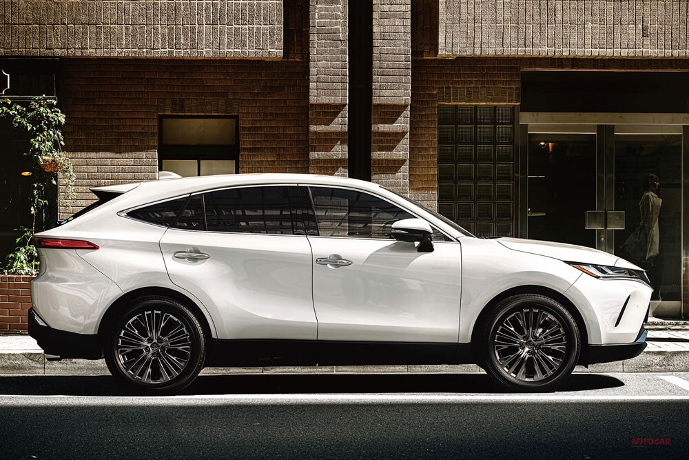 【価格/燃費は？】トヨタ、新型ハリアー発売　人気SUVモデル、RAV4と比較してみよう