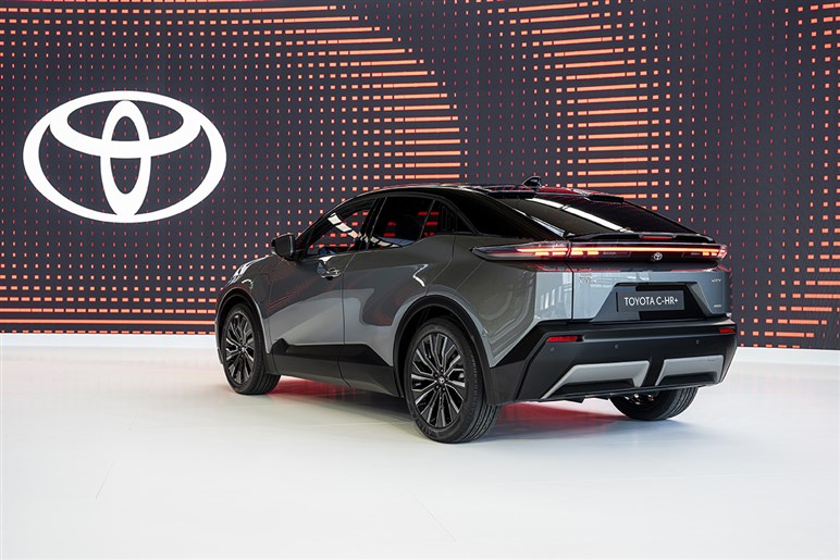 スバルの新型EV「アンチャーテッド」7月17日発表。ティザー初公開、トヨタ「C-HR＋」姉妹車の可能性大